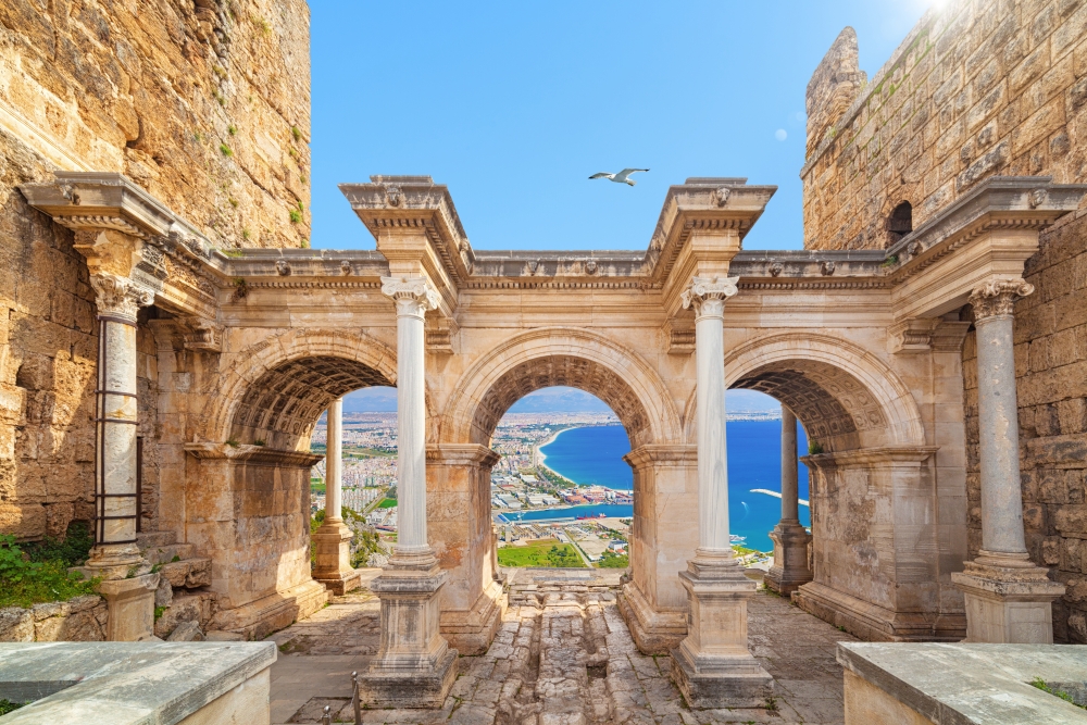De Hadrianuspoort in de oude stad Kaleici van Antalya