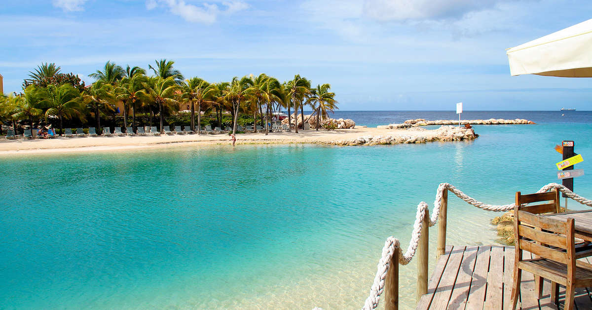 Het strand van Mambo Beach op Curacao