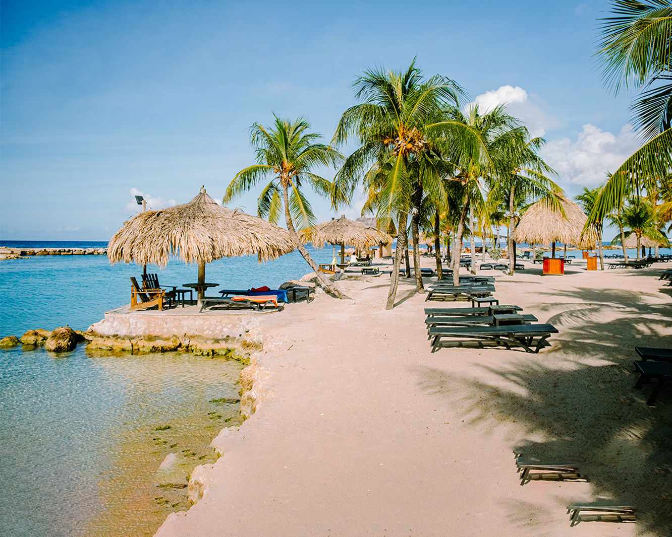 Overzicht van Mambo Beach en de boulevard op Curacao
