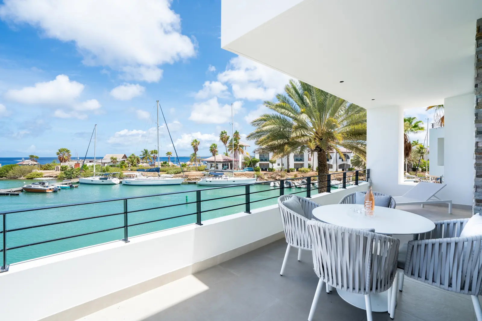 Terras met uitzicht bij Van der Valk Bonaire