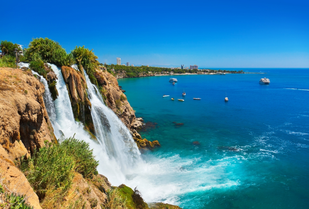De Duden-waterval die bij Antalya in de Middellandse Zee stort